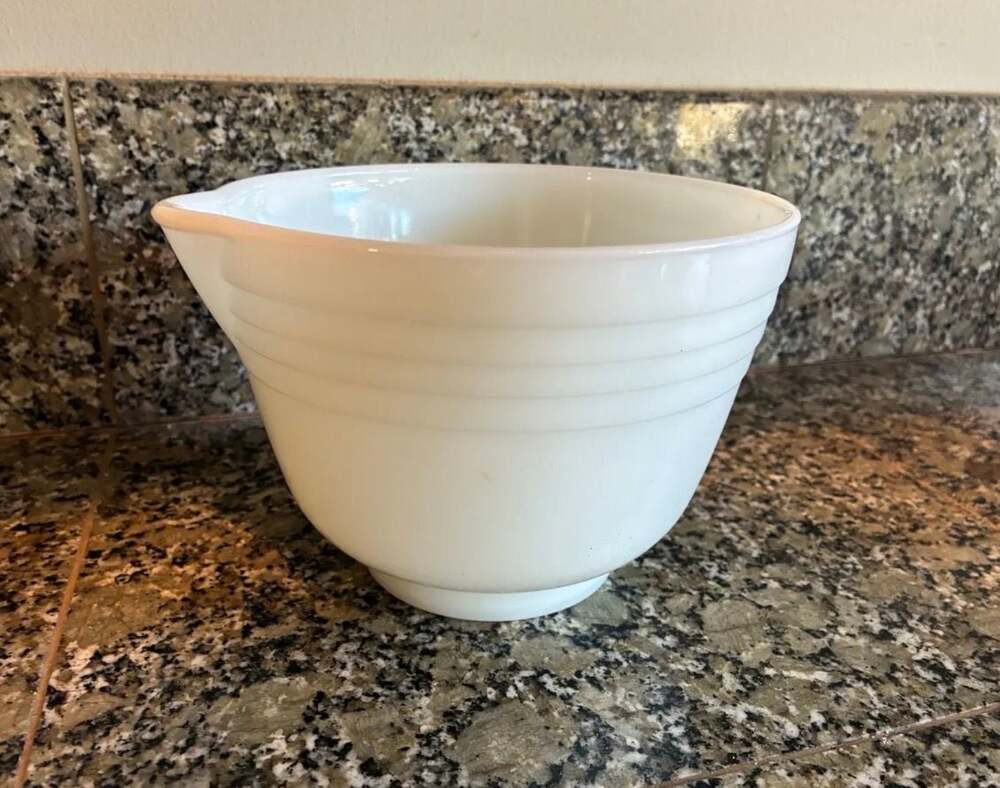 VTG Pyrex Hamilton Ribbed Milk Glass Mixing Bowl with Spout